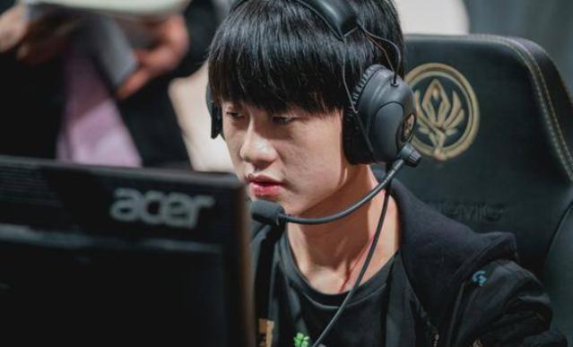 今日LCK赛区的BRO战队官宣，前上单职业选手Sw0rd将转型教练